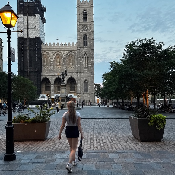 Meet your Posher, Courtney - Picture 1 of 1